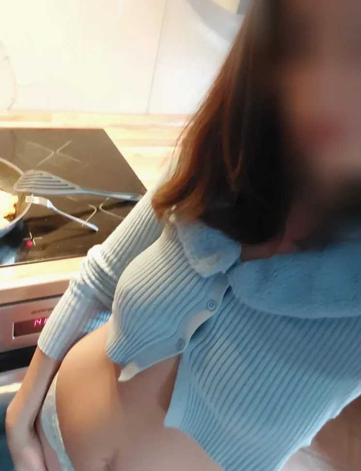 Manuela, 28
