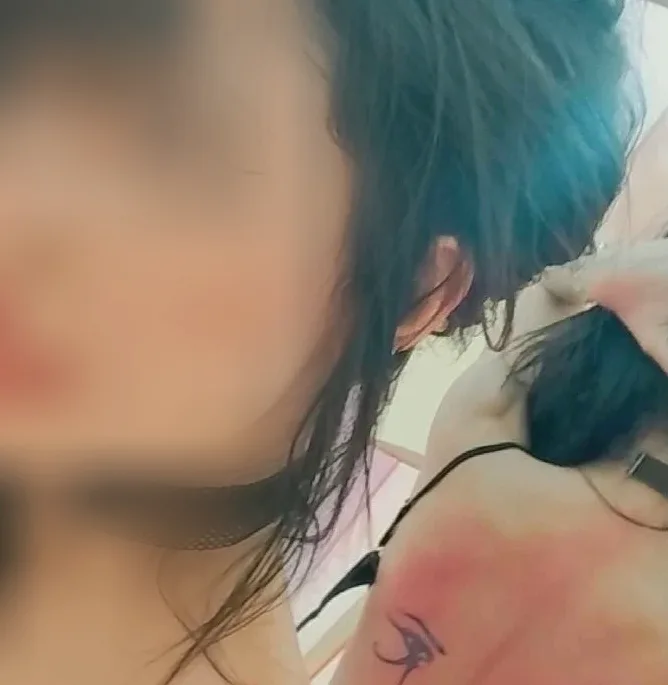 Mia, 25